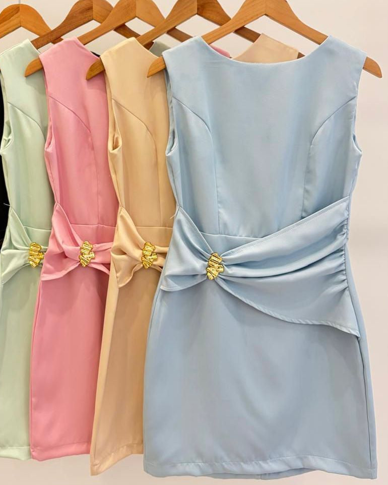 Vestido Curto Crepe de Alfaiataria com Metal